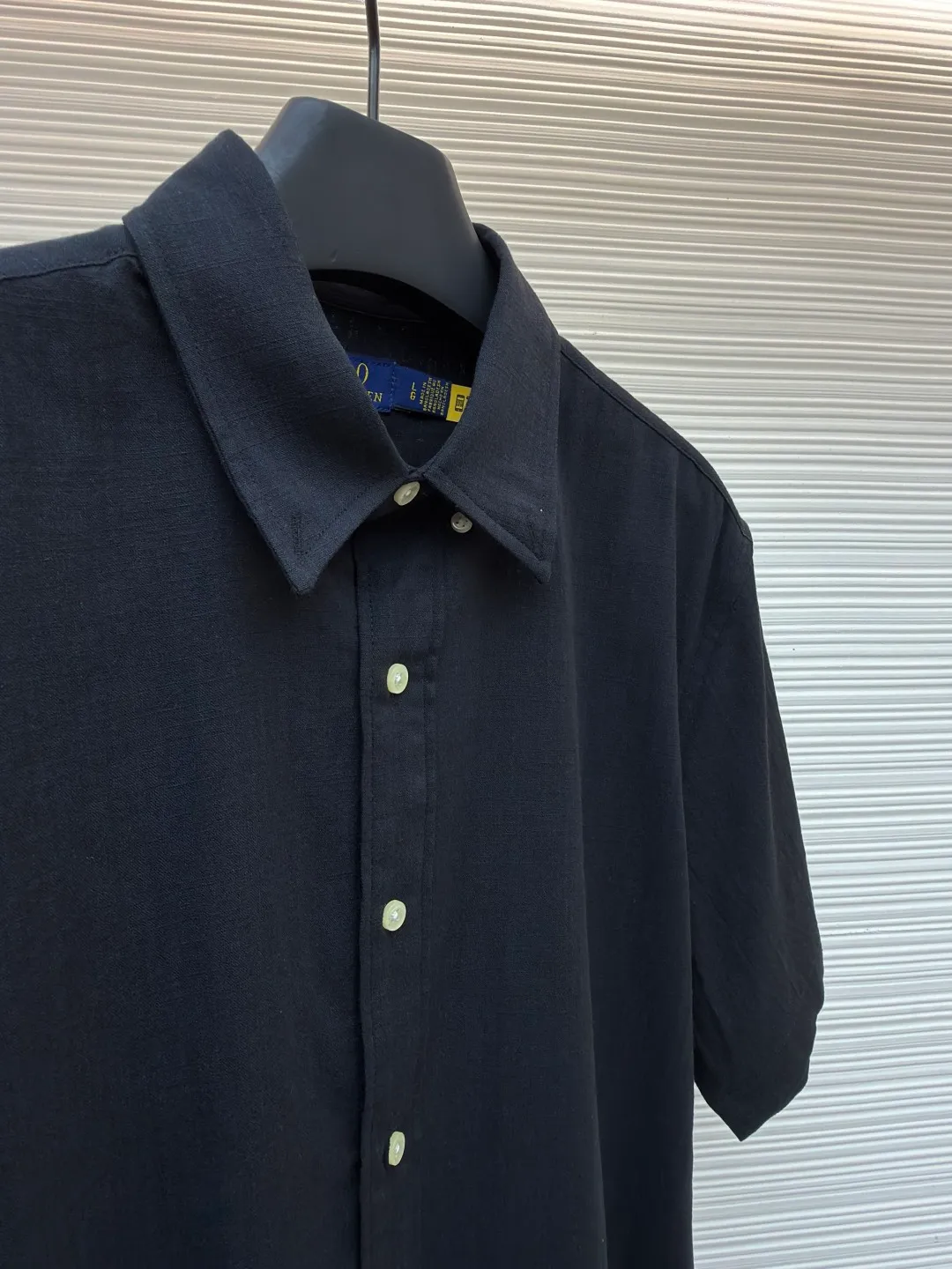 Ralph Lauren logo embroidered short-sleeved shirt ●Original version: Purchased and developed at 1590 ●Item number: 1682557-A20 ●Material: linen cotton plain fabric ●Technology: side-turned embedded stitching ●Color: black ●Version: fitted version ●Weight: about 180 grams ●Size: S-M-L-XL ●Description: Selected high-quality linen cotton plain fabric has natural texture and breathability, tight and smooth Comfortable and close to the skin. Elegantly presented with a touch of deep black. The iconic red pony embroidery is like a smart musical note dancing on the black canvas. Simple but highly recognizable. The clever design of the outer I-shaped pleated split back yoke adds a sense of agility and elegance. The minimalist shape contains the soul of fashion. Imported machine embroidery technology is used. Advanced computer control systems and sophisticated mechanical components are used to achieve the iconic pony embroidery operation with high precision. The lines are smooth and delicate, using the side-turning and embedded stitching process. It is smooth and tidy. The whole fabric has been carefully washed. It has a better hand feel and texture. It is not easy to deform, shrink or fade, and maintains long-term beauty. The overall wiring is straight and delicate, the fabric is comfortable and soft, and the color is consistent without color difference. It can be matched with the same style to create a fashionable look and control various occasions. Customized accessories, complete with three standards, same style for men and women!